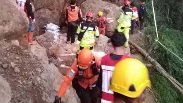 Potret Evakuasi Korban Longsor Tambang Emas Ilegal di Bolmong