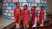 Anak-anak lainnya nampak mengenakan pakaian tradisional Vietnam saat akan menyambut pertemuan Pemimpin Korea Utara, Kim Jong Un dengan Presiden AS, Donald Trump. Carl Court/Getty Images.