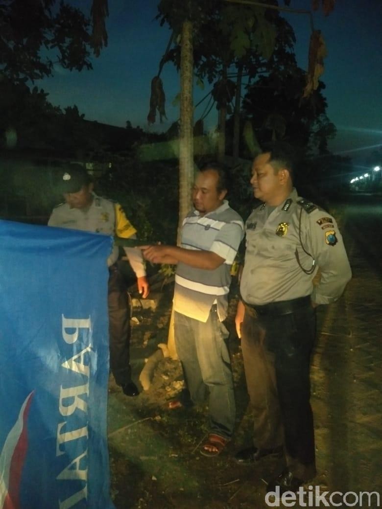 Warga Ngawi Tewas Tersengat Listrik Saat Pasang Bendera Partai Warga Ngawi Tewas Tersengat Listrik Saat Pasang Bendera Partai