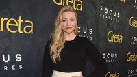 Mantan kekasih Brooklyn Beckham itu memilih tampil monokrom dengan atasan hitam dan rok putih. Alberto E. Rodriguez/Getty Images