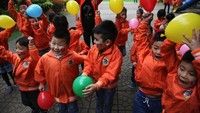 Anak-anak di TK milik kerjasama antara Vietnam dan Korea Utara di kota Hanoi, Vietnam, nampak antusias menyambut pemimpin Korea Utara, Kim Jong Un. Athit Perawongmetha/Reuters.