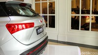Beralih ke belakang, Wuling memasangkan shark fin antenna, spoiler, lampu belakang yang modern dan ramping, serta rear combination lamp di Wuling Almaz.