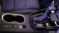 Wuling Almaz mengandalkan transmisi CVT dengan teknologi Bosch Holland yang menjadikan perpindahan gigi halus dan responsif dengan 8-speed simulated.