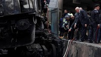 Sejumlah foto dari lokasi kejadian menunjukkan kepulan asap hitam pekat membubung dari stasiun tersebut. Para petugas pemadam kebakaran terlihat berupaya memadamkan api yang membakar sejumlah gerbong kereta. REUTERS/Amr Abdallah Dalsh.