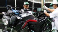 New Honda CB150 Verza tipe Cast Wheel (pelek sporty) kini mendapatkan warna baru, yakni Macho Matte Black. Selain itu dua warna baru lain yakni Masculine Black dan Bold Red. Sementara itu versi Spoke Wheel (pelek jari-jari) mendapatkan warna Masculine Black. Foto: dok. Astra Honda Motor
