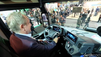 Bagian dalam dari truk terbaru Mercedes-Benz yang pastinya juga sudah dibumbui oleh kemajuan teknologi. Salah satunya adalah truk ini sudah didesain tanpa kaca spion, melainkan digantikan dengan screen mirror yang tersambung dengan kamera di bagian luar truk. Nah, di kaca spion digital itu bahkan bisa terbagi sejumlah tampilan. (Foto: detikINET/Ardhi Suryadhi)