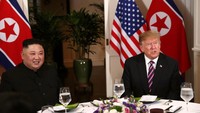 Foto: Dilansir CNN, Rabu (27/2/2019), keduanya makan malam bersama setelah sesi one-on-one atau pertemuan empat mata selama 20 menit di Hotel Metropole, Hanoi, Vietnam. Kedua pemimpin negara tersebut tampak rileks dan bersahabat. (REUTERS/Leah Millis)
