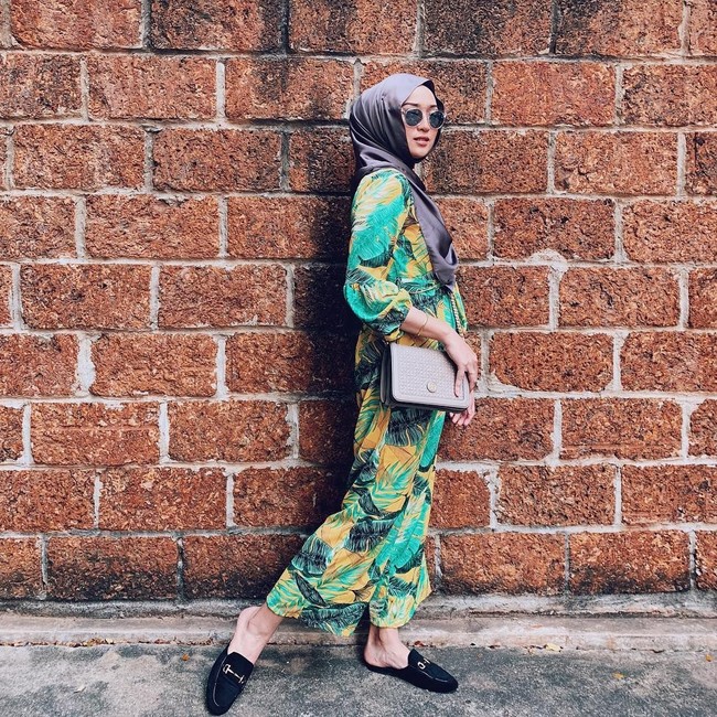 Hijab yang sering ia pakai adalah shawl atau pashmina. Hijab seperti ini memang kerap dipakai wanita Malaysia. Suzana memakainya dengan gaya simple. Foto: Instagram/Suzanamnf