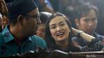 Senyum Atiqah Hasiholan Saat Dampingi Ratna Sarumpaet Disidang