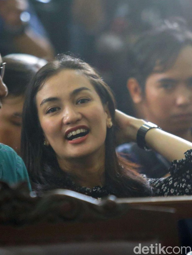Atiqah Hasiholan Jadi Penjamin Status Tahanan Kota Ratna Sarumpaet Atiqah Hasiholan Jadi Penjamin Status Tahanan Kota Ratna Sarumpaet