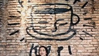 Berfoto di kafe Filosofi Kopi, Atiqah dan Salma terlihat kompak berfoto di sana. Foto: Instagram@atiqahhasiholan/ Instagram@riodewanto