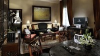 Kamar Somerset Maugham Suite. Dinamai dari salah satu tamu hotel yang terkenal. Letaknya di lantai 1 sayap hotel, menghadap taman (Sofitel/CNN Travel)