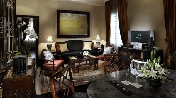 Kamar Somerset Maugham Suite. Dinamai dari salah satu tamu hotel yang terkenal. Letaknya di lantai 1 sayap hotel, menghadap taman (Sofitel/CNN Travel) Kamar Somerset Maugham Suite. Dinamai dari salah satu tamu hotel yang terkenal. Letaknya di lantai 1 sayap hotel, menghadap taman (Sofitel/CNN Travel)