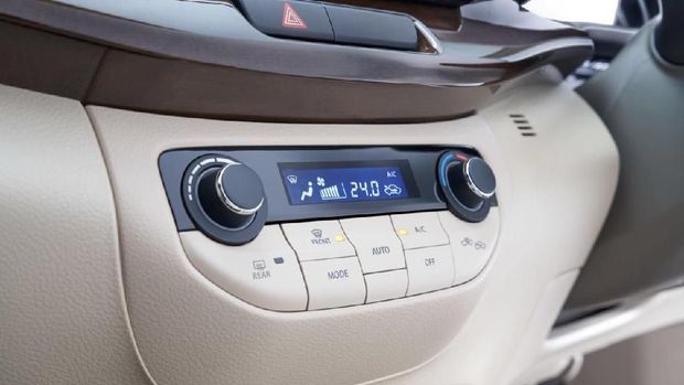 Ertiga GX sudah dibekali layar digital meski masih pakai knob AC model putar untuk mengatur suhu ruangan..