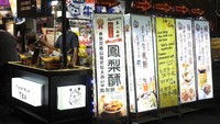 Kios bubble milk tea yang terkenal dari Taiwan. Malam mingguan enak banget datang ke sini (Kurnia/detikTravel)
