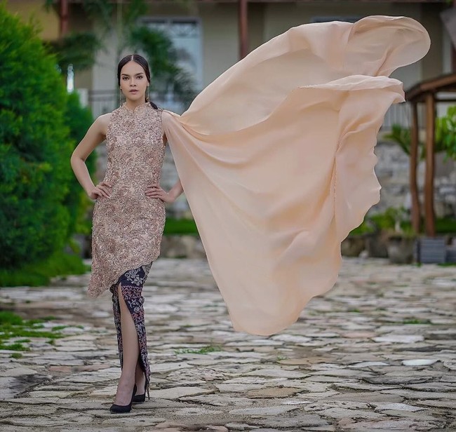  Baju yang tadinya sebuah dress terusan, lalu hanya menjadi atasan saja. Hingga banyak julukan yang saya dapatkan mulai dari ikan Louhan, karena dahi yang besar sampai Undertaker (salah satu pegulat di WWE), tutur Maria. (Foto: Instagram @mariahstn)