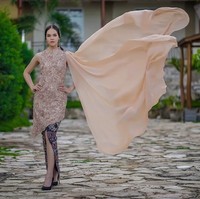  Baju yang tadinya sebuah dress terusan, lalu hanya menjadi atasan saja. Hingga banyak julukan yang saya dapatkan mulai dari ikan Louhan, karena dahi yang besar sampai Undertaker (salah satu pegulat di WWE), tutur Maria. (Foto: Instagram @mariahstn)