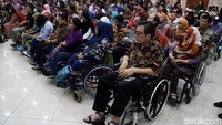 Debat timses itu pun dihadiri oleh persatuan penyandang disabilitas Indonesia (PPDI), Pusat Pemilih Umum Akses Disabilitas hingga Persatuan Tunanetra Indonesia.