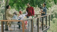 Bersama Ratna Sarumpaet dan kakak Atiqah, Rio dan keluarga pun tampak seru menikmati makanan enak. Foto: Instagram@atiqahhasiholan/ Instagram@riodewanto