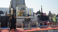 Beberapa orang datang ke sini juga untuk memanjatkan doa kepada Laksamana Pangeran Chumpon (Shinta/detikTravel)