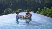 Di Kamandalu Ubud, keluarga kecil yang bahagia ini terlihat kompak. Enak banget makan bersama di kolam renang. Foto: Instagram@atiqahhasiholan/ Instagram@riodewanto
