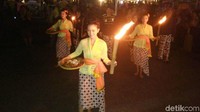 Para wanita yang membawa obor dalam balutan pakaian tradisional Jawa (Rinto/detikTravel)