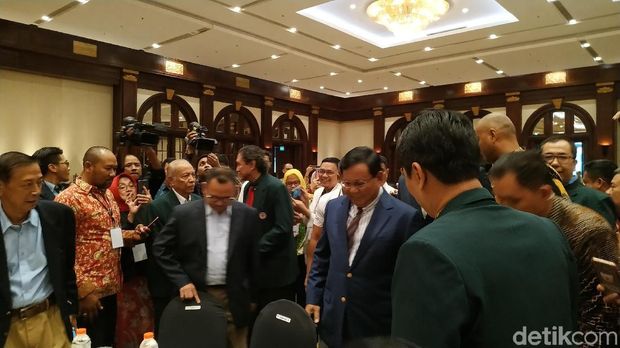Berjas Biru, Prabowo Hadiri Dialog dengan Komunitas Kesehatan