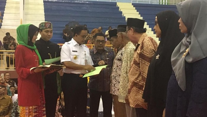 Ironi Anies Bagi-bagi Sertifikat Tanah di GOR Ciracas yang Bodong