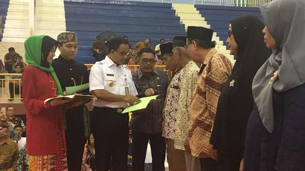 Gubernur DKI Anies Baswedan secara simbolik membagikan sertifikat tanah ke warga Cipayung dan Makasar, Jakarta Timur.