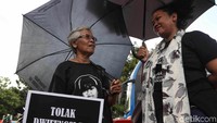 Dalam aksinya mereka menolak kembalinya militer untuk menduduki jabatan sipil.