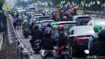 Kemacetan Imbas Arak-arakan di Jalan Sudirman