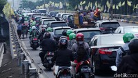 Flyover Taman Ria Senayan macet parah.