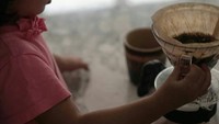  Kali ini giliran Salma yang membuat kopi. Lucu banget ya Salma kecil-kecil udah pintar seduh kopi. Foto: Instagram@atiqahhasiholan/ Instagram@riodewanto