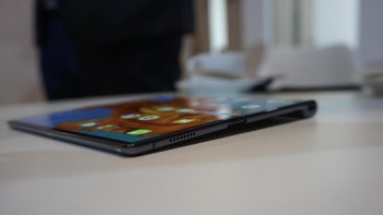 Bentuknya cukup ramping. Dimensi saat direntangkan: 161,3 x 146,2 x 5,4 mm sedangkan dimensi saat ditutup: 161,3 x 78.3 x 11 mm. Foto: Huawei