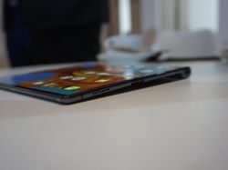 Menggenggam Ponsel Fleksibel Huawei Mate X