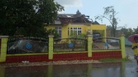 Badan Penanggulangan Bencana Daerah (BPBD) Kota Kupang menyebutkan sedikitnya 18 rumah yang terdata mengalami kerusakan berat akibat angin puting beliung itu. (Istimewa)