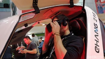 Pengunjung Mobile World Congress (MWC) 2019 bisa merasakan menaikin taksi terbang ini. Namun tidak terbang betulan, cuma duduk di kokpit lalu mengenakan perangkat virtual reality untuk bisa merasakan sensasinya. (Foto: detikINET/Ardhi Suryadhi)