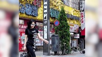 Bergaya di hadapan beberapa tempat kuliner yang ada di Tokyo, wanita kelahiran Sukabumi itu terlihat menawan. Walaupun dirinya mengenakan sepatu kets. Foto: Instagram princessyahrini