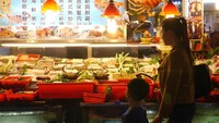 Olahan seafood jadi kuliner yang wajib dicoba di sini. Pasar malam ini bisa jadi tempat liburan akhir pekan yang seru (Kurnia/detikTravel)  
