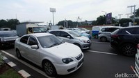 Kendaraan terjebak kemacetan di Jalan Asia Afrika, Senayan.