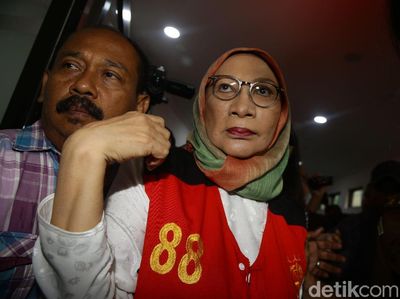 Gaya Ratna Sarumpaet Tiba di Pengadilan untuk Sidang Perdana