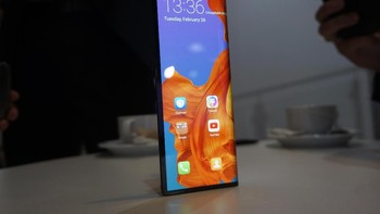 Desain lipatnya disebut Falcon Wing Mechanical Hinge. Di dalamnya, Huawei menanamkan chipset modem multi-mode 7nm Balong 5000 yang berpadu dengan Kirin 980. Foto: Huawei