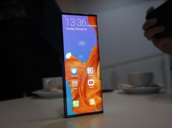 Menggenggam Ponsel Fleksibel Huawei Mate X
