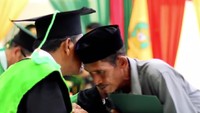 Bukhari menerima ijazah almarhumah putrinya lalu bersalaman dengan rektor dan dekan di atas panggung. Saat dipeluk oleh rektor, dia tak sanggup menahan air mata.  (Foto: Youtube UIN Ar-Raniry)