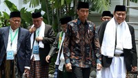 Presiden Joko Widodo menyambut kedatangan halaqah ulama dan Pemimpin Pondok Pesantren se-Jawa Barat di Istana Negara, Jakarta, Kamis (28/2/2019).