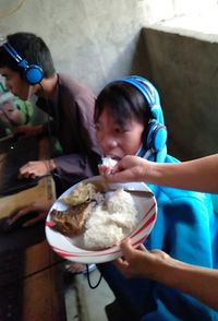 Usai Beri Makan, Ibu Ini Suapi Vitamin ke Anaknya yang Kecanduan Main Game