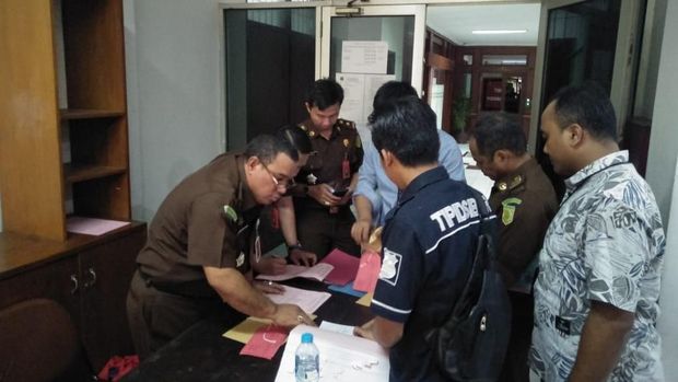 Tersangka kreator hoax 7 kontainer surat suara tercoblos, Bagus Bawana Putra (BBP) diserahkan ke Kejari Jakpus.
