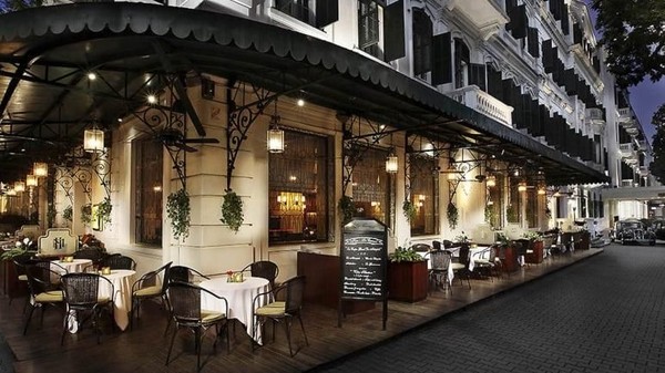 Hotel Sofitel Legend Metropole Hanoi dibuka tahun 1901. Para pejabat dan selebriti yang berkunjung nongkrong di restoran pinggir jalan hotel (Sofitel/CNN Travel)