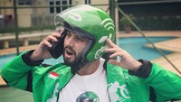 Anton Lucanus menggemparkan media sosial setelah ia memposting beberapa foto yang menunjukkan kalau ia adalah seorang driver ojek. Instagramnya bahkan sudah diikuti lebih dari 53 ribu netizen. Foto: Instagram @ojekbule