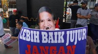 Selain itu, topeng wajah politikus PKS Mardani Ali Sera melengkapi aksi massa tersebut. Mardani membela Ratna lewat cuitan twitternya. 